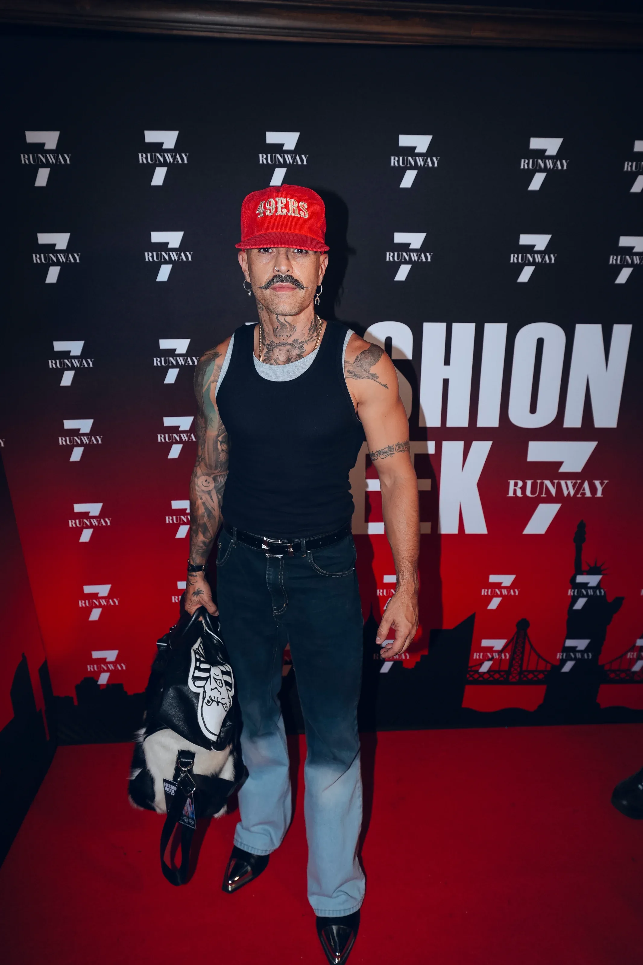 De los escenarios a las pasarelas, Mike Bahía presente en New York Fashion Week