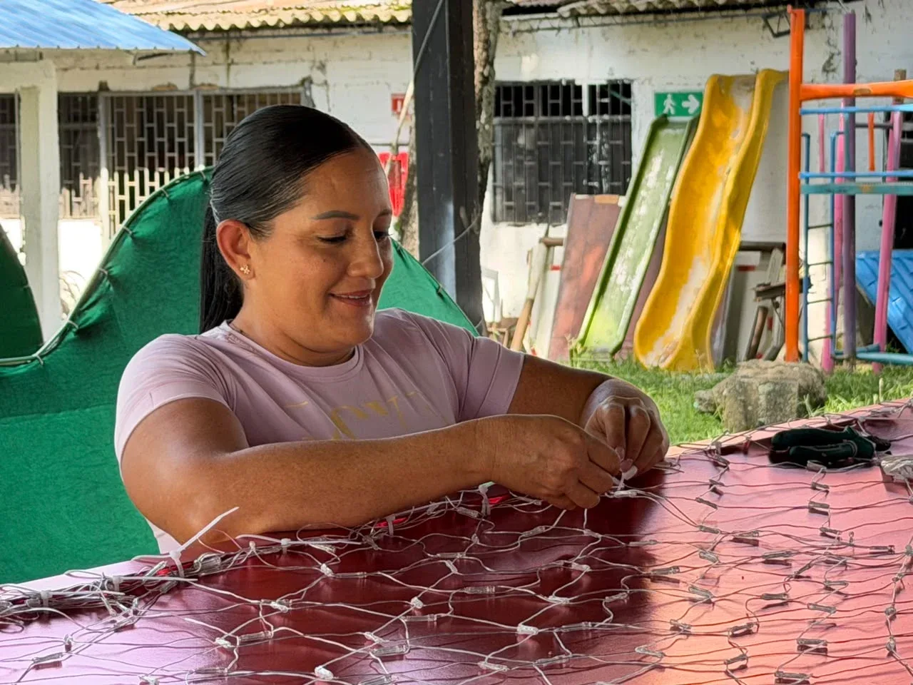 Angeline Molina construye con amor de madre el alumbrado navideño de los ibaguereños