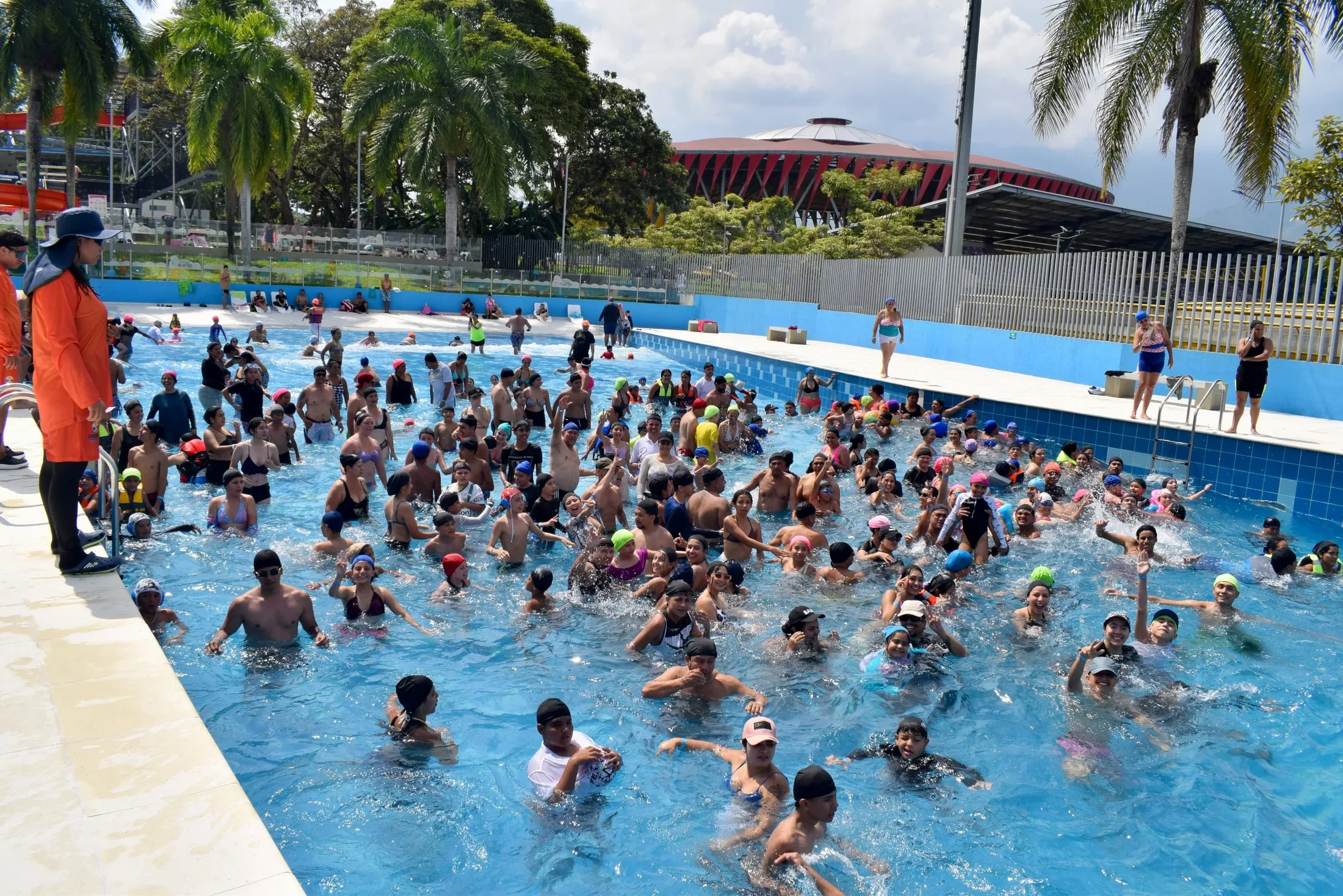 Disfrute las Piscinas de Olas del Parque Deportivo de Ibagué durante semana de receso