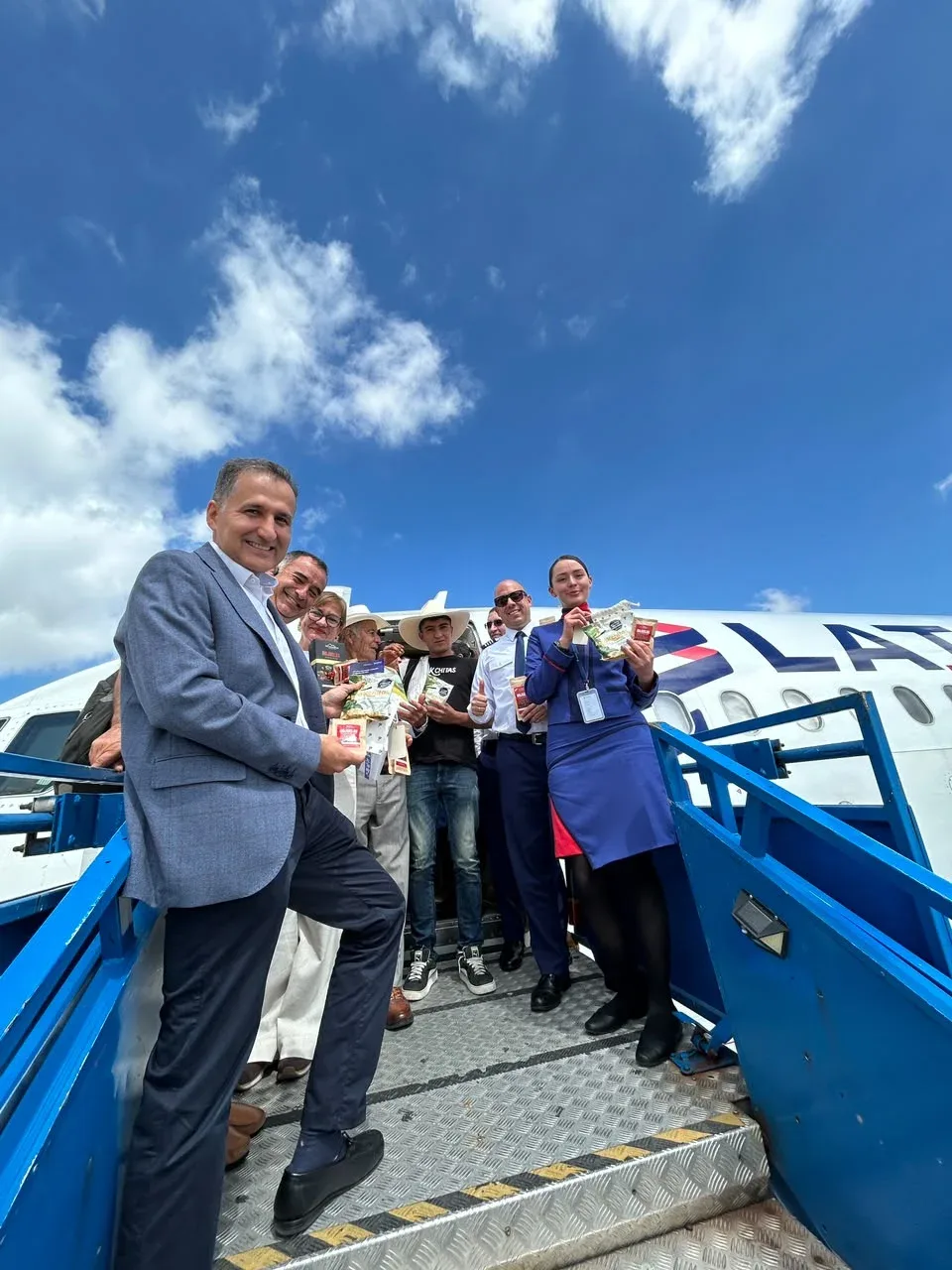 Latam Airlines Colombia inicia la celebración de sus 15 años volviendo a sus orígenes con empresarios del Tolima a bordo