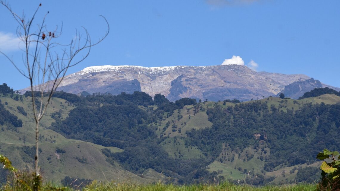 Turistas que visitan el PNNN Los Nevados por los graves impactos ambientales