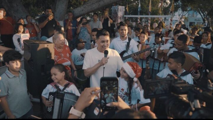 Jorge Celedón cumplió su cita anual de navidad con los niños de Villanueva, La Guajira