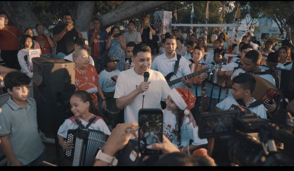Jorge Celedón cumplió su cita anual de navidad con los niños de Villanueva, La Guajira