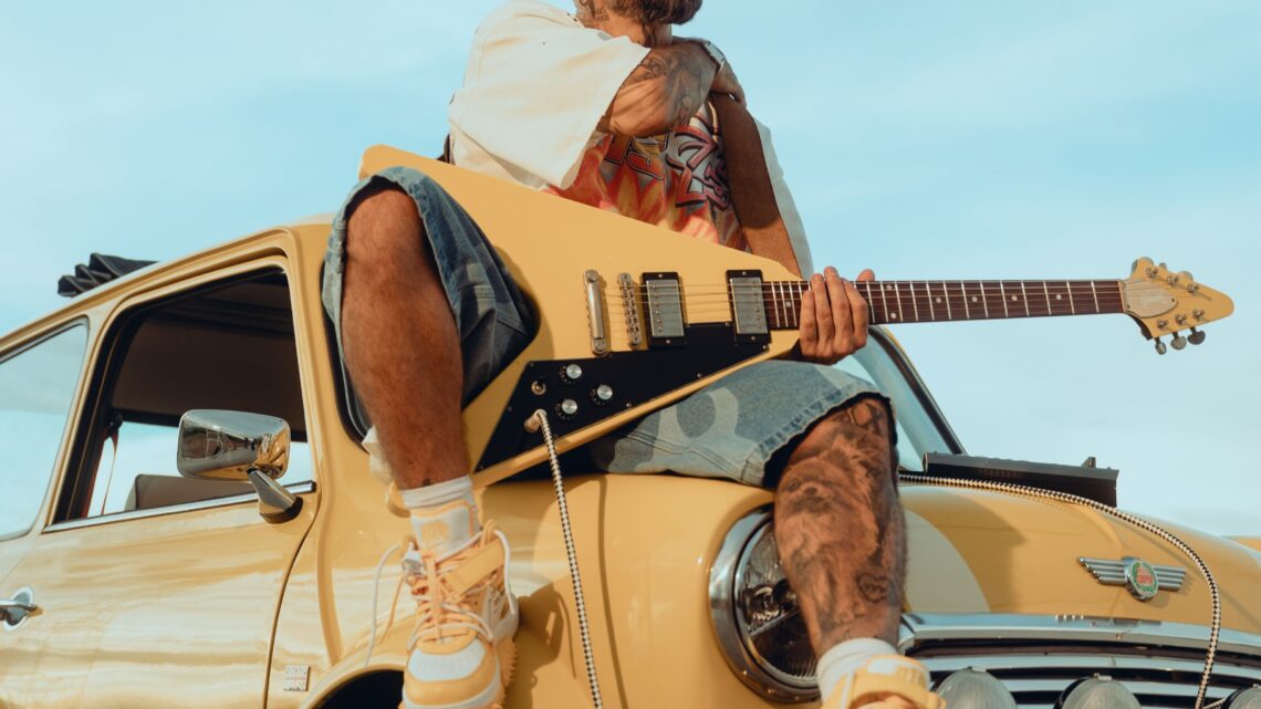 Mike Bahía sella una alianza estratégica que une música y café para celebrar el amor