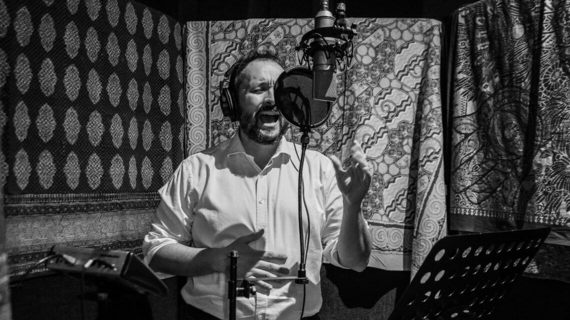 El cantante colombiano Dr. Torralvo presenta ‘Perdóname’ y ‘Hechizo Elemental’