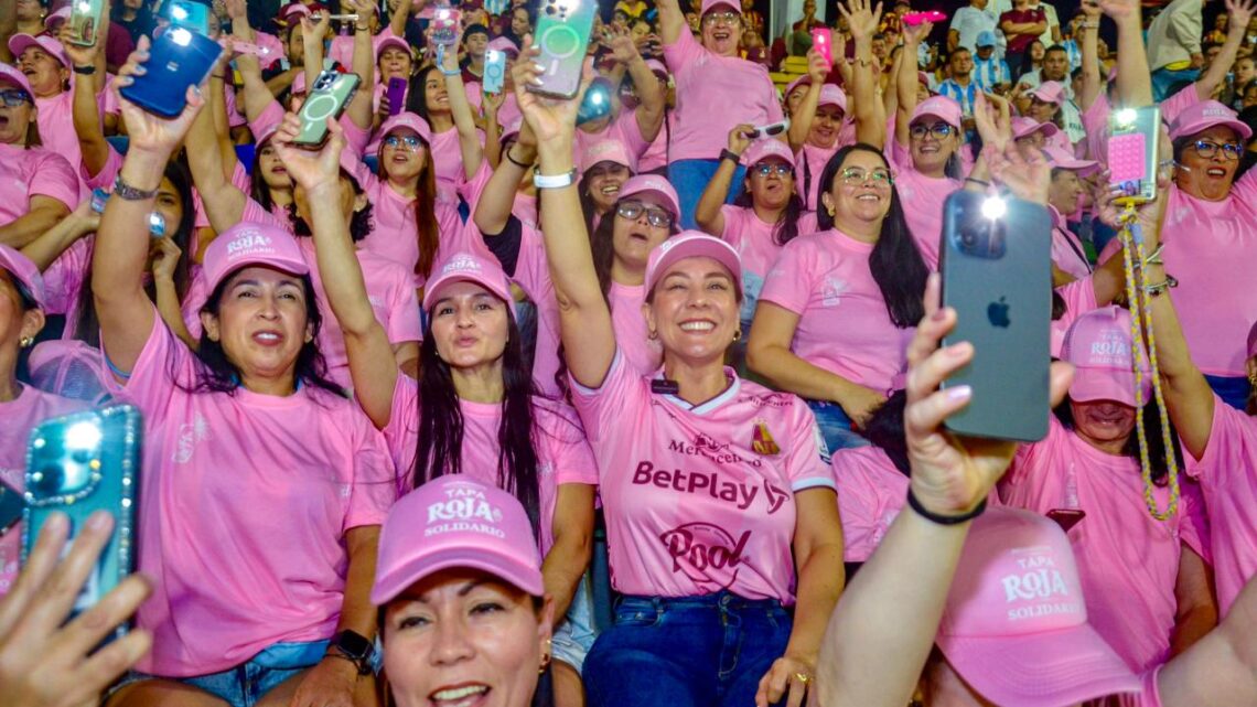 Tapa Roja Solidario llevó a 100 madres sustitutas a vivir la emoción del fútbol.