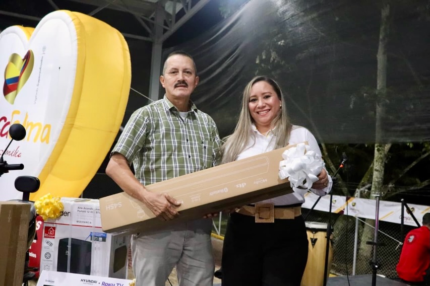 Comfatolima fortalece la integración familiar con gran jornada de bingo en Waira Kapa