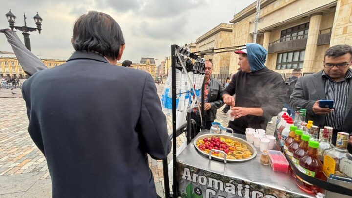 Aromáticas en la Plaza de Bolívar: sabor y tradición que conquistan a los turistas