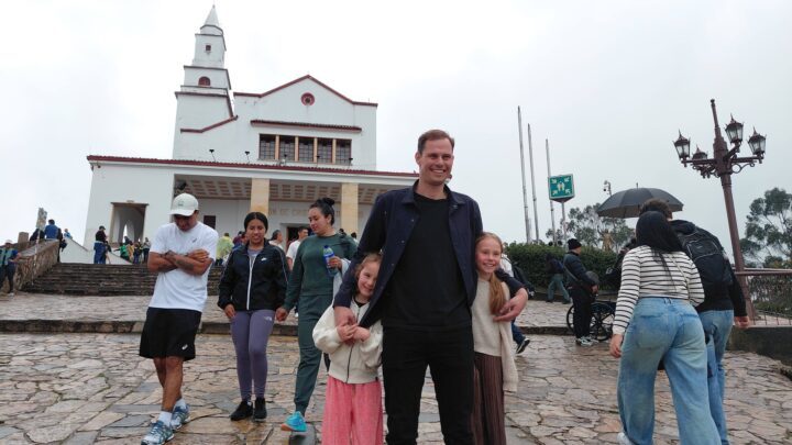Monserrate: experiencia turística que une fe, naturaleza y sabor en Bogotá, Colombia.