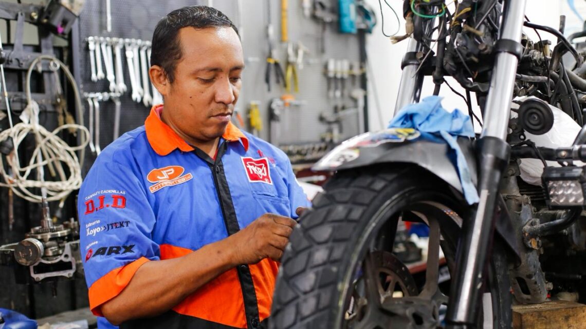 Con Inficréditos de Alcaldía de Ibagué, Óscar encendió los motores de su taller de motos