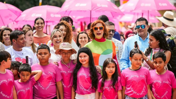 Ibagué rindió homenaje a Ágatha Ruiz de la Prada con pasarela de colores en la carrera Tercera