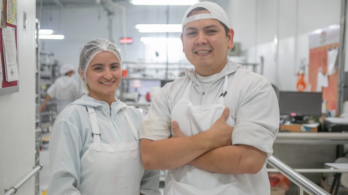 Sordos, pasteleros y orgullosos: Dayana y Milton llevan tres años haciendo las tortas con las que Ibagué celebra