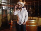 Julián García es un artista colombiano de música popular que conecta con el público a través de historias reales, emoción y una interpretación auténtica.