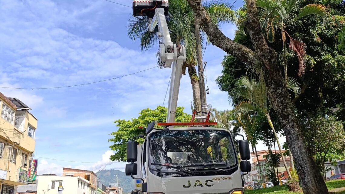 Alcaldía inició modernización del alumbrado público defectuoso en la avenida Ferrocarril