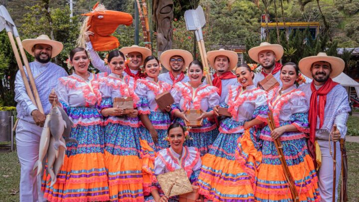 Ocho agrupaciones llevaron música y tradición a Villa Restrepo como antesala al Festival Folclórico Colombiano