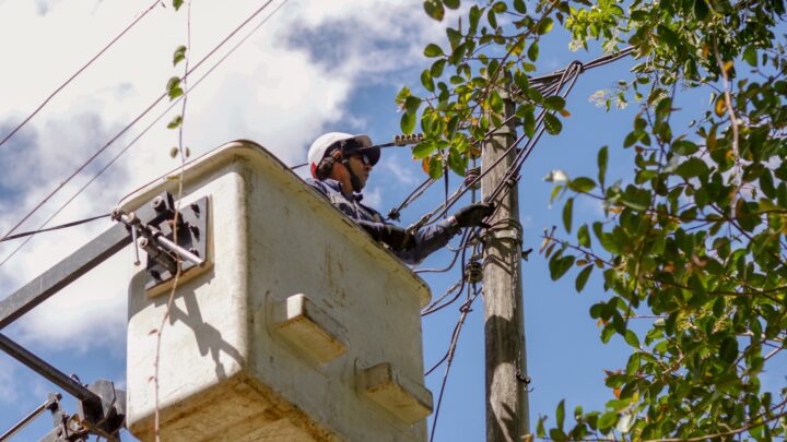 Alcaldía de Ibagué instaló nuevos postes de alumbrado público y luminarias LED en Parque Centenario