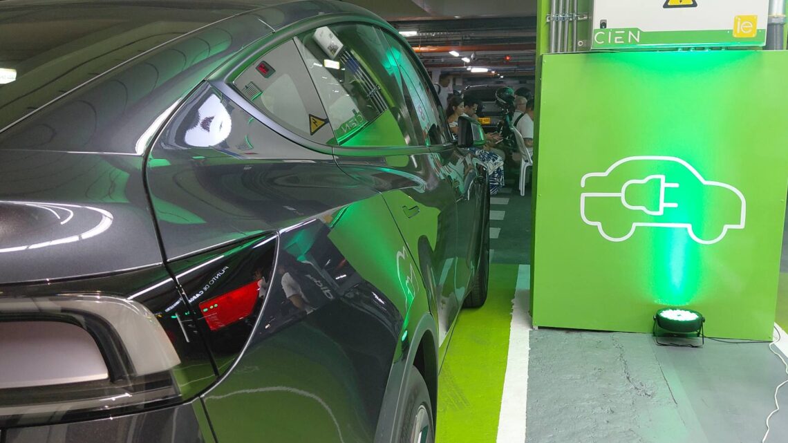 Multicentro inaugura nuevo punto de carga inteligente para vehículos eléctricos en Ibagué