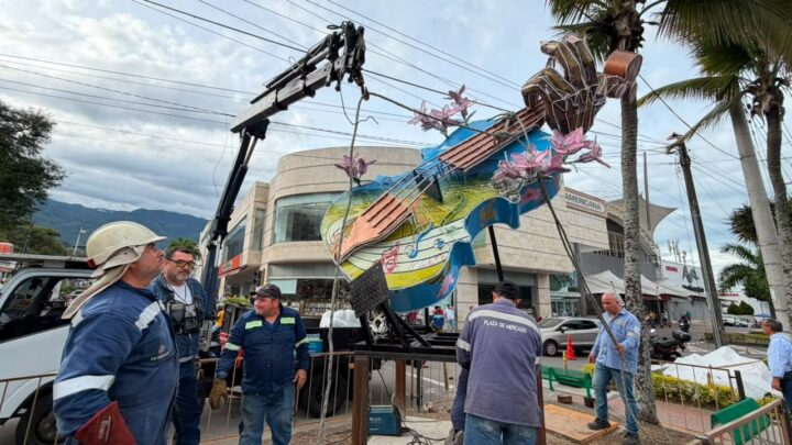 Nuevo monumento en forma de violín comienza a tomar forma en la calle 60