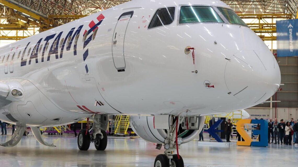 LATAM revela su primer E195-E2 ya pintado en la fábrica de Embraer