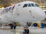 LATAM revela su primer E195-E2 ya pintado en la fábrica de Embraer
