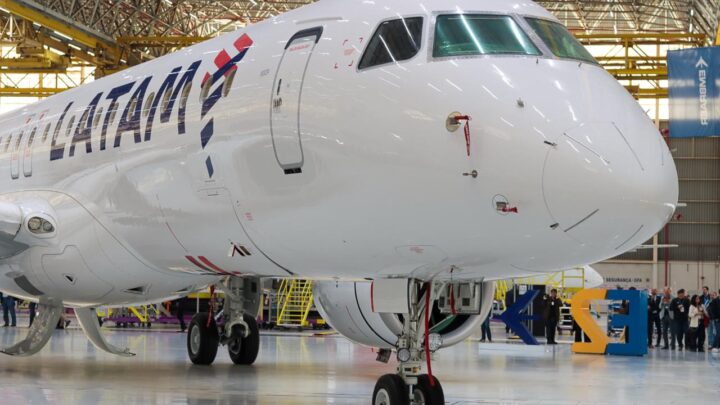 LATAM revela su primer E195-E2 ya pintado en la fábrica de Embraer