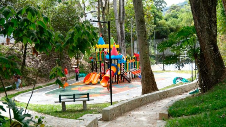 El Centenario cuenta con una moderna zona infantil.