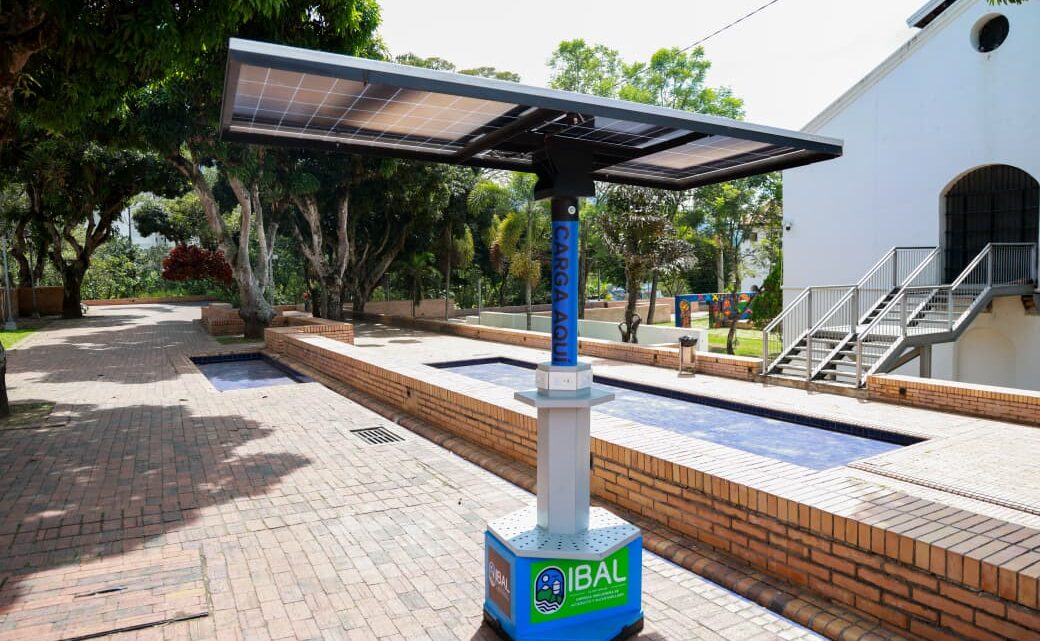 Alcaldía promueve el uso de energía solar con puntos de carga para los ciudadanos