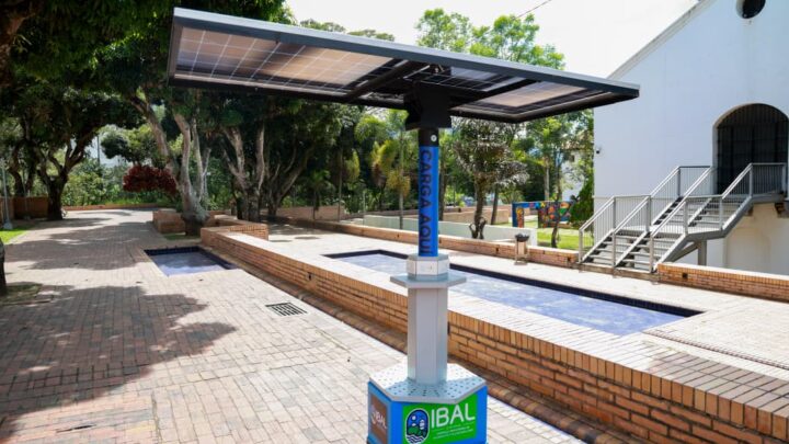 Alcaldía promueve el uso de energía solar con puntos de carga para los ciudadanos