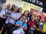 Lotería Tolima entrega gafas a los loteros.