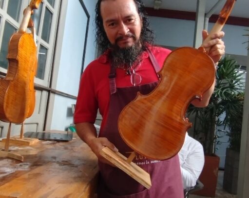 Maestro Aníbal Bedoya Bravo, el formador que convierte las ideas en canciones